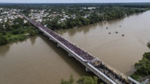 La caravana de migrantes en el puente entre Guatemala y México