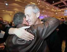 Benny Gantz-derecha-, abraza a Ashkenazi. Benny Gantz-derecha-, abraza a Ashkenazi.