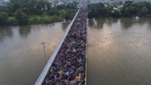 Los migrantes en el puente entre Guatemala y México Los migrantes en el puente entre Guatemala y México
