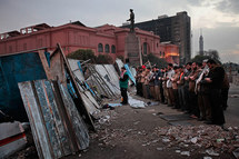 Los manifestantes rezan en la plaza de la liberación, en El Cairo, Egipto.
