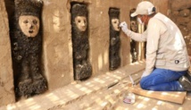 Las figuras de madera están cubiertas con máscaras de arcilla y poseen en sus manos un cetro, que posiblemente usaban como protección. Las figuras de madera están cubiertas con máscaras de arcilla y poseen en sus manos un cetro, que posiblemente usaban como protección.
