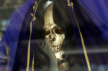 La Santa Muerte sale de la penumbra en México para lucirse en las calles