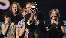 La banda canadiense Arcade Fire recoge su premio.