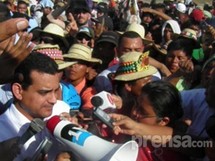 Luis Ernesto Carles, viceministro de Trabajo, intentó dialogar con los indígenas que rechazan las reformas al código minero.