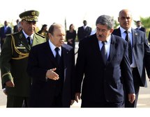 El presidente argelino, Buteflika-izquierda- y el primer ministro, Uyahia-derecha-.