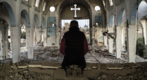 Un cristiano sirio en una iglesia en una zona liberada del Daesh-EI