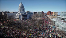 Manifestantes ante el Capitolio en Madison, Wisconsin, USA.