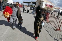 Dos tunecinos, cruzando la frontera desde Libia a Túnez. Dos tunecinos, cruzando la frontera desde Libia a Túnez.