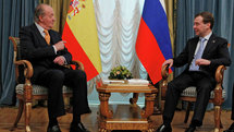 El rey de España, Juan Carlos, a la izquierda, y el presidente ruso, Dmitri Medvédev.