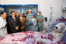Ben Ali, en diciembre pasado, visitando a Muhammad Buasisi, el joven que se prendió fuego.