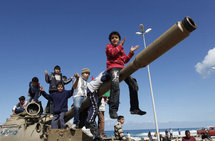 Niños juegan en un tanque en Bengasi, Libia.