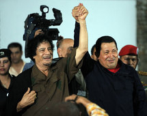 Muammar Al Gaddafi, a la izquierda, y Hugo Chávez.