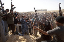 Los rebeldes celebran un funeral en Ajdabia, Libia.