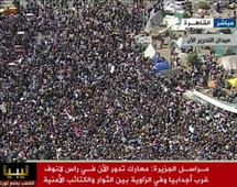 Los manifestantes escuchan a Sharaf en la plaza de la liberación, en El Cairo, Egipto.