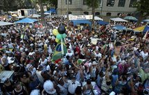 Alegría explota en calles de Rio que vive primer Carnaval en "pacificación"