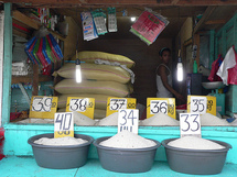 Un puesto de venta de arroz, en Filipinas. Un puesto de venta de arroz, en Filipinas.