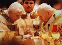 Joseph Ratzinger, el papa actual Benedicto XVI, a la izquierda, con Karol Wojtyla, el papa anterior, Juan Pablo II. Joseph Ratzinger, el papa actual Benedicto XVI, a la izquierda, con Karol Wojtyla, el papa anterior, Juan Pablo II.