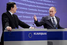 El presidente de la Comisión Europea, José Manuel Durao Barroso- izquierda- y el primer ministro ruso, Vladimir Putin.