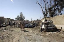 Soldados iraquíes, en el lugar del ataque suicida. Soldados iraquíes, en el lugar del ataque suicida.
