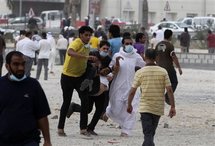 Los manifestantes evacúan a un afectado por los gases lacrimógenos en Manama, Bahrein. Los manifestantes evacúan a un afectado por los gases lacrimógenos en Manama, Bahrein.