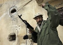 Un libio que lucha con el gobierno, en Bin Jawad, Libia. Un libio que lucha con el gobierno, en Bin Jawad, Libia.