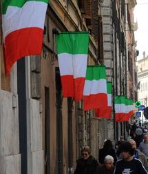 Banderas italianas para celebrar el aniversario, en una calle de Roma.