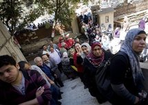 Egipcios haciendo cola para votar en el referéndum, en El Cairo.