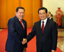 Los presidentes de Venezuela, Hugo Chávez-izquierda- y de China, Hu JinTao