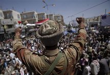 Un oficial del ejército yemení saluda a los manifestantes en Saná, Yemen.