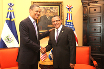 Los presidentes de Estados Unidos, Barak Obama, y de El Salvador, Mauricio Funes.