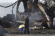 Un libio sostiene una foto de Gadafi en Tripoli, Libia.