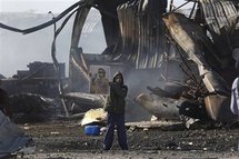 Un libio sostiene una foto de Gadafi en Tripoli, Libia. Un libio sostiene una foto de Gadafi en Tripoli, Libia.