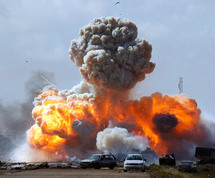 Un bombardeo de la coalición de europeos y estadounidenses en Bengasi, Libia.