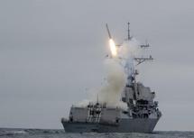 Un barco estadounidense lanza un misil Tomahawk hacia Libia. Un barco estadounidense lanza un misil Tomahawk hacia Libia.