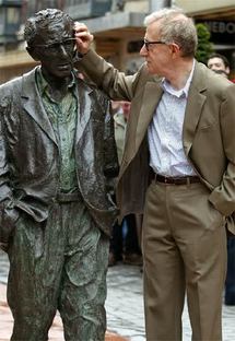 Woody Allen posa junto a su estatua, en Oviedo, España.