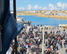 Inmigrantes en el puerto de Lampedusa.