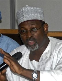 Attahiru Jega, jefe de la comisión electoral.