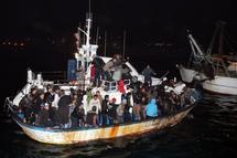 Inmigrantes africanos, al llegar a la isla de Lampedusa, Italia.