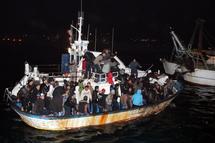 Inmigrantes africanos, al llegar a la isla de Lampedusa, Italia. Inmigrantes africanos, al llegar a la isla de Lampedusa, Italia.