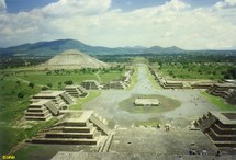 Calzada de los Muertos y Pirámide del Sol, en Teotihuacán, México.