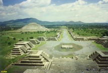 Calzada de los Muertos y Pirámide del Sol, en Teotihuacán, México. Calzada de los Muertos y Pirámide del Sol, en Teotihuacán, México.