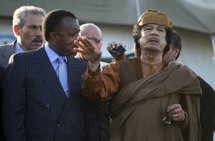 El presidente del Congo, Denis Sassu Nguesso, a la izquierda, y Muammar Al Gadafi.