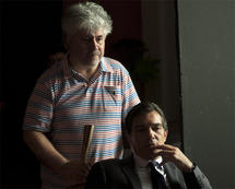 Pedro Almodóvar, de pie, con Antonio Banderas.