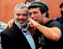 El presidente del gobierno palestino, Haniya-izquierda-, con Vittorio Arrigoni.