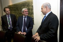 Emmanuel Hoog, en el centro, y Benjamin Netanyahu, a la derecha.