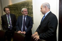 Emmanuel Hoog, en el centro, y Benjamin Netanyahu, a la derecha. Emmanuel Hoog, en el centro, y Benjamin Netanyahu, a la derecha.
