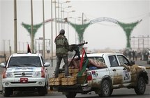 Rebeldes libios en la entrada occidental de Ajdabiya.