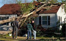 Un árbol caído sobre una casa, en Raleigh, Carolina del Norte.