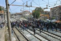 Inmigrantes tunecinos y jóvenes italianos protestan en la estación de tren de VentiMiglia, Italia.