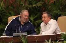 Fidel-izquierda-y Raúl Castro.